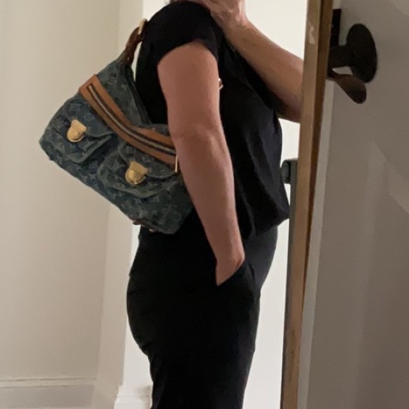 Louis Vuitton
Monogram Denim Baggy with additional crossbody strap. - Picture 14 of 17